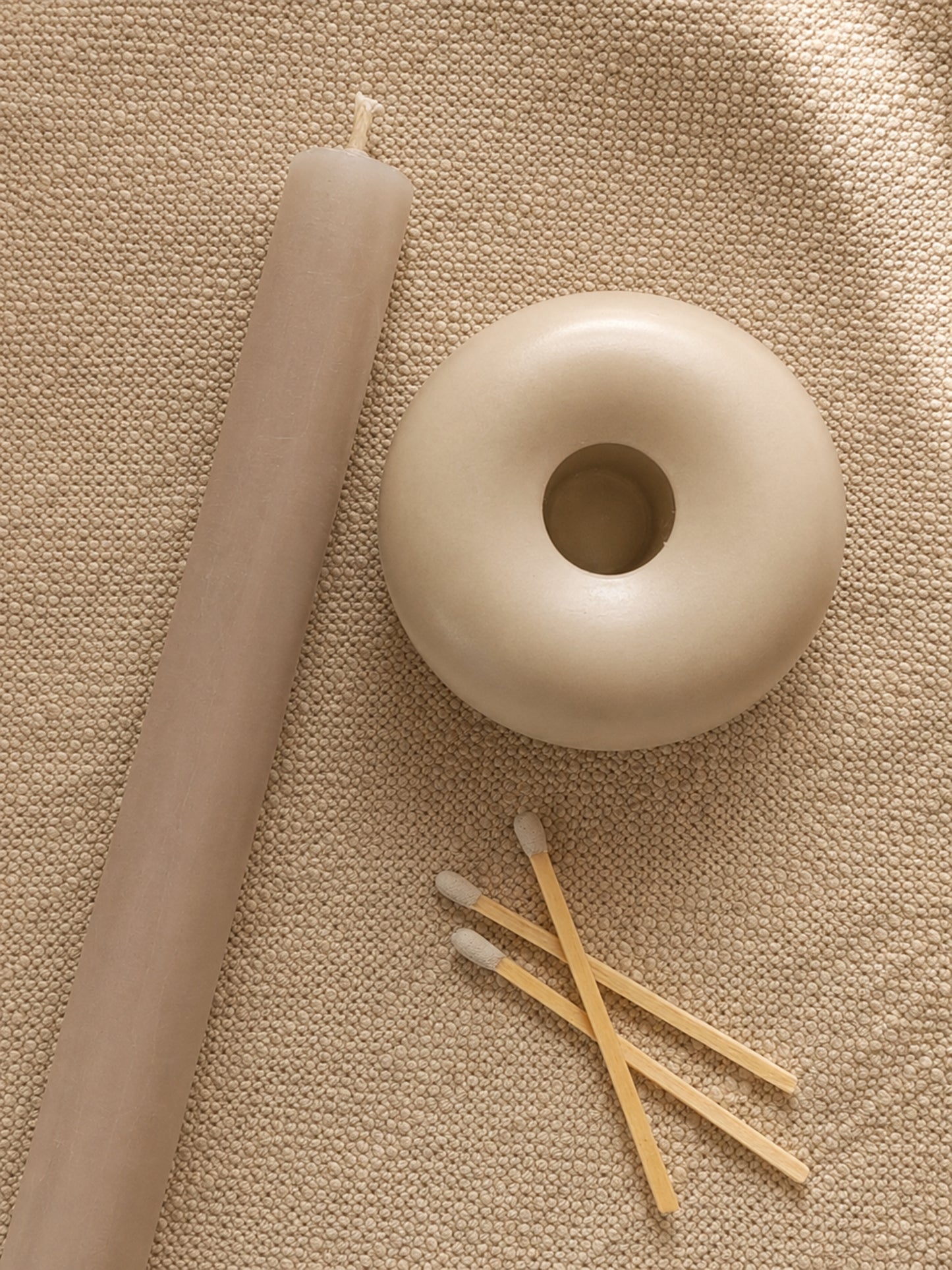 Kerzenhalter "Ring" mit Stabkerze und Streichhölzern in natürlicher Farbwelt