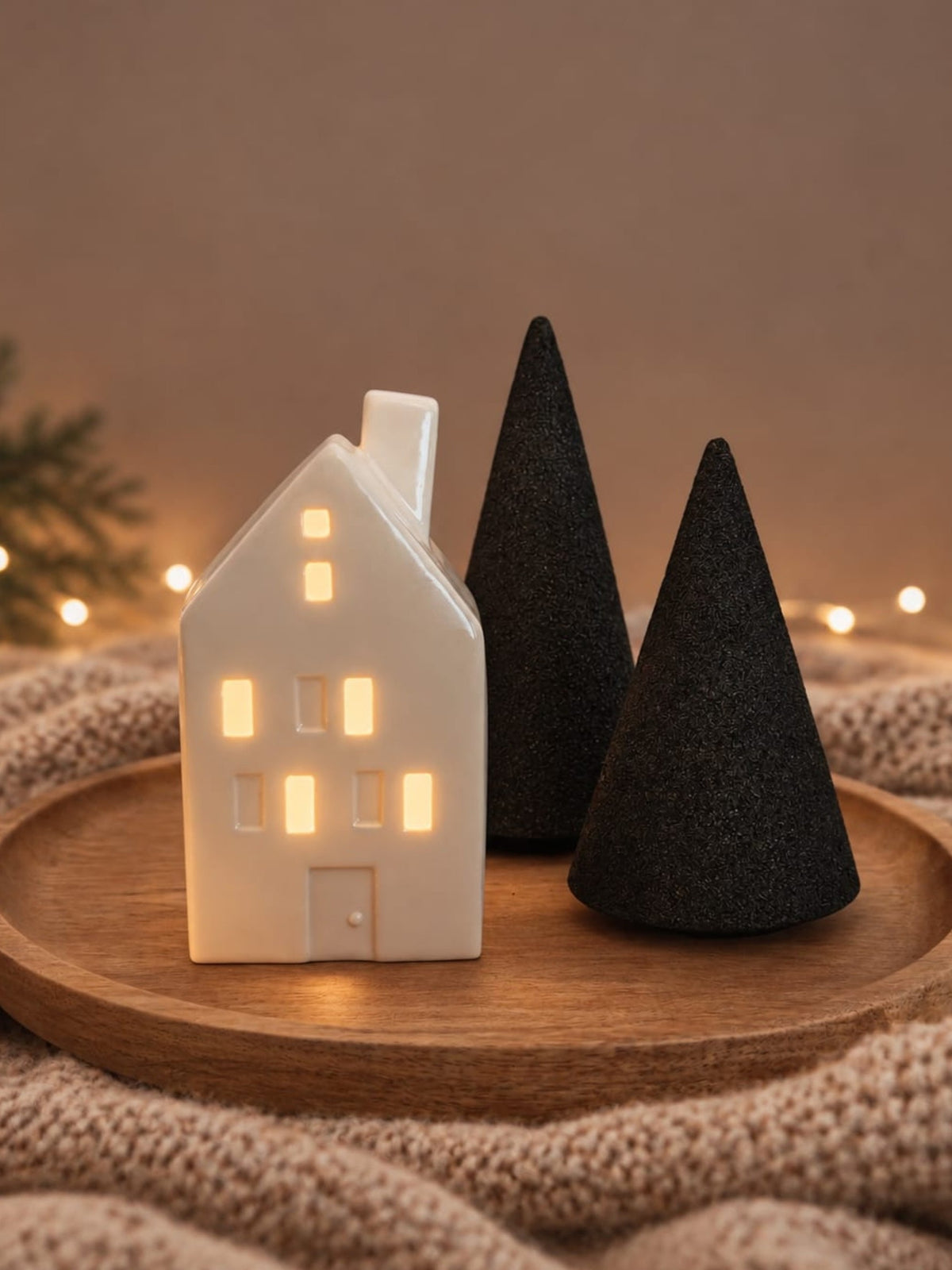 Set Lichtfenster: Keramikhaus mit Licht und zwei Bäume aus Recyclingpapier