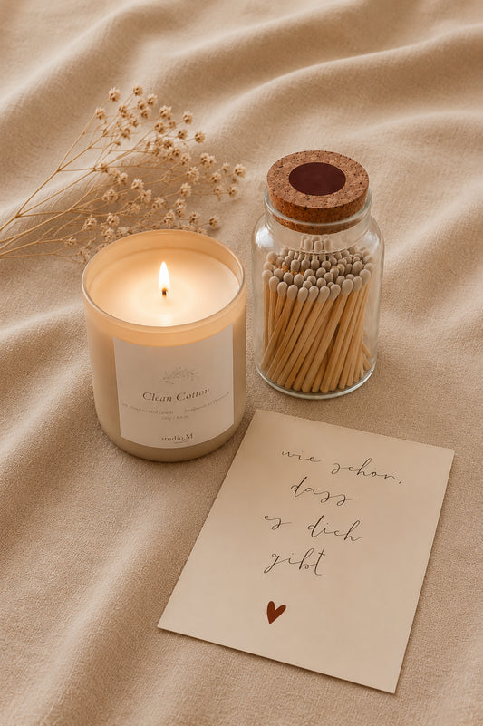 Set "Ankommen" mit Duftkerze "Clean Cotton", Streichholzglas und Postkarte