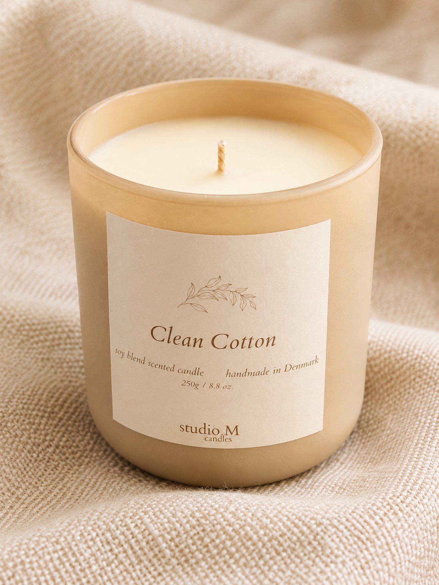Clean Cotton Duftkerze im Glas auf hellem Stoff