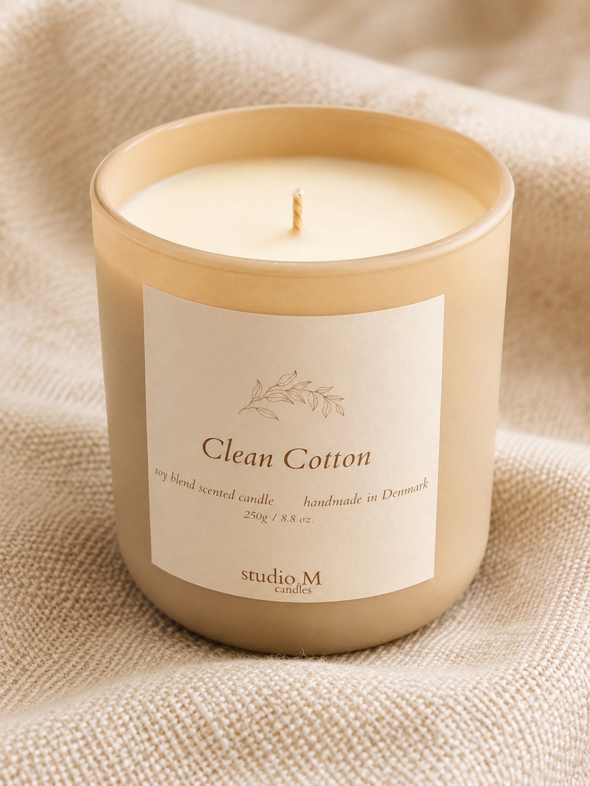 Clean Cotton Duftkerze im Glas auf hellem Stoff