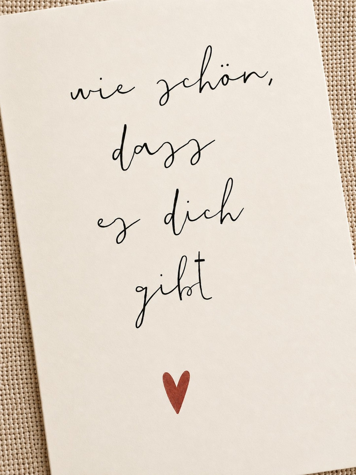 Detailansicht der Postkarte "Wie schön, dass es dich gibt" mit rotem Herz