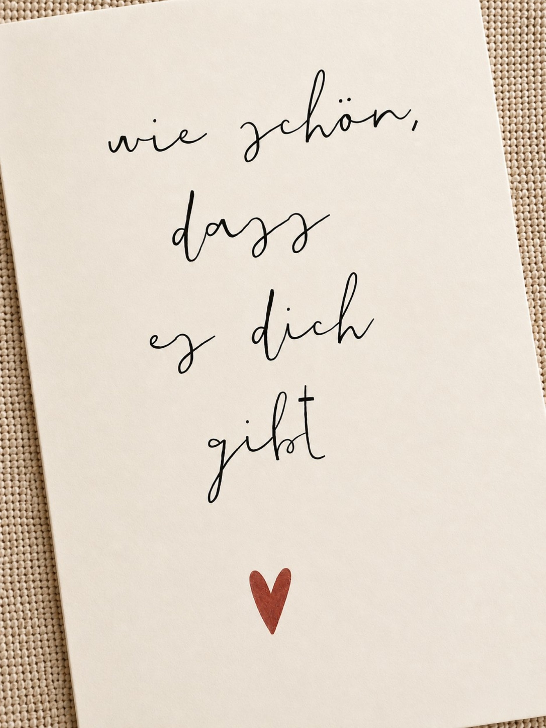 Detailansicht der Postkarte "Wie schön, dass es dich gibt" mit rotem Herz