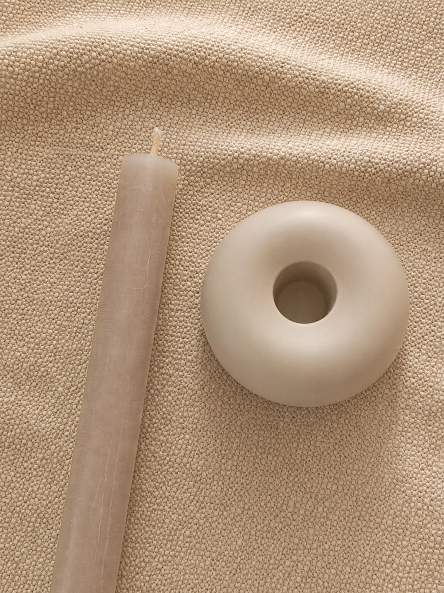 Kerzenhalter "Ring" aus Porzellan in der Draufsicht neben einer Stabkerze