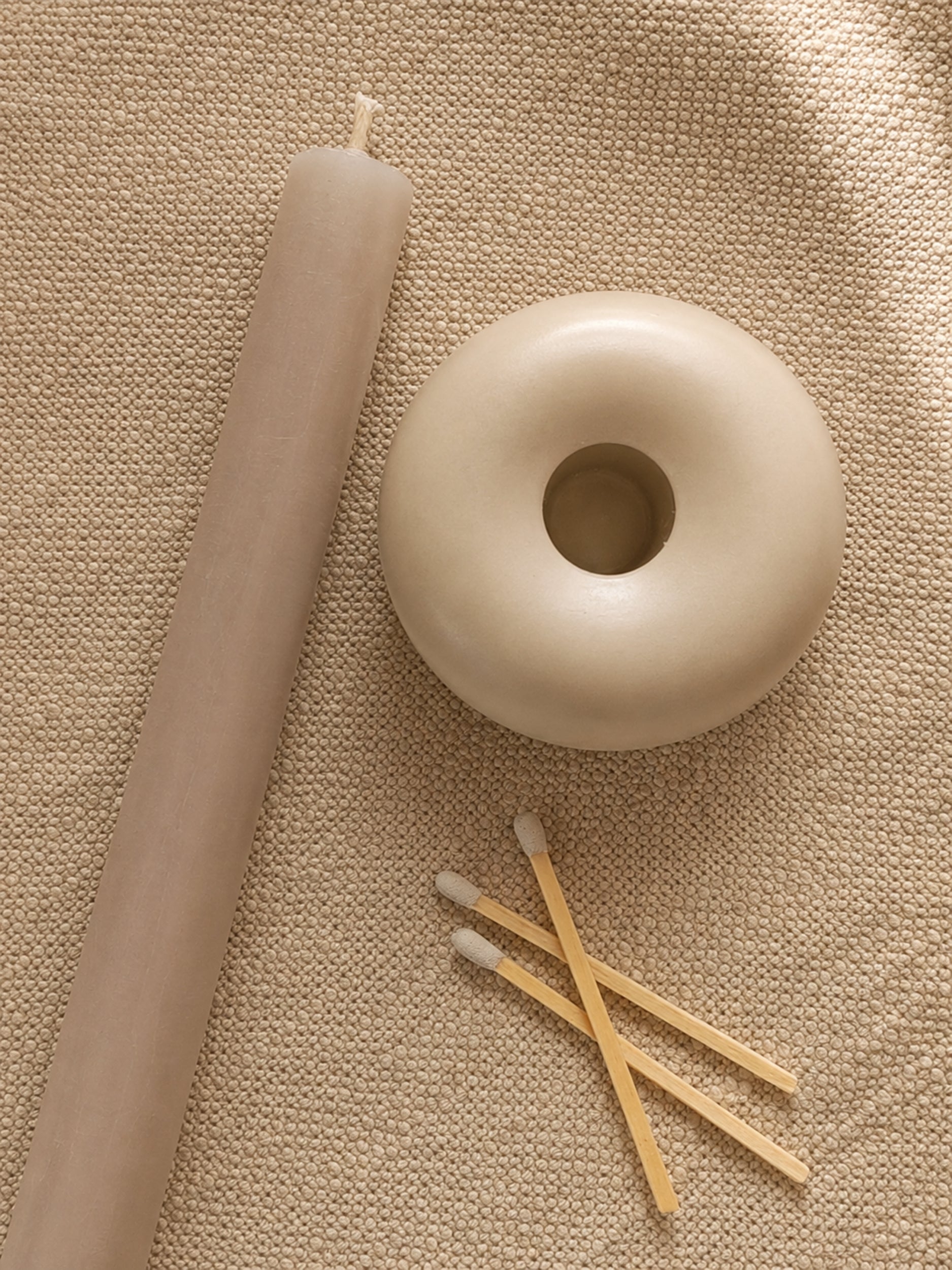 Kerzenhalter "Ring" mit Stabkerze und Streichhölzern in natürlicher Farbwelt