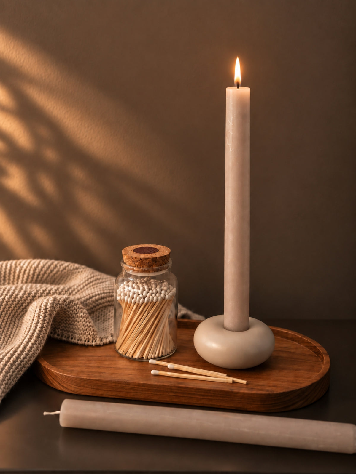 Set "Leise Momente": 2 Stabkerzen, Streichholzglas & Kerzenhalter
