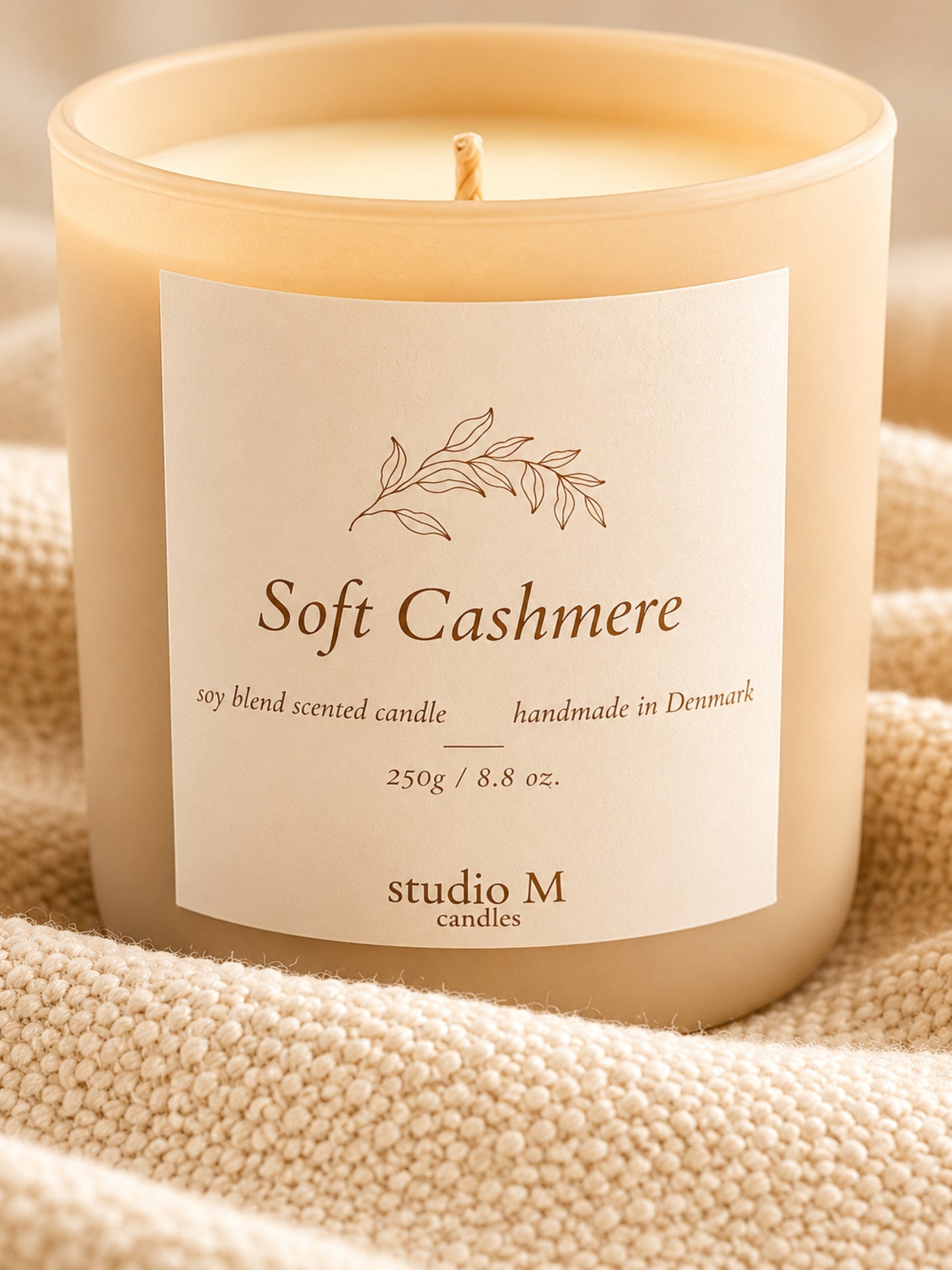Duftkerze Soft Cashmere im Glas mit Blick auf Etikett und Wachsoberfläche