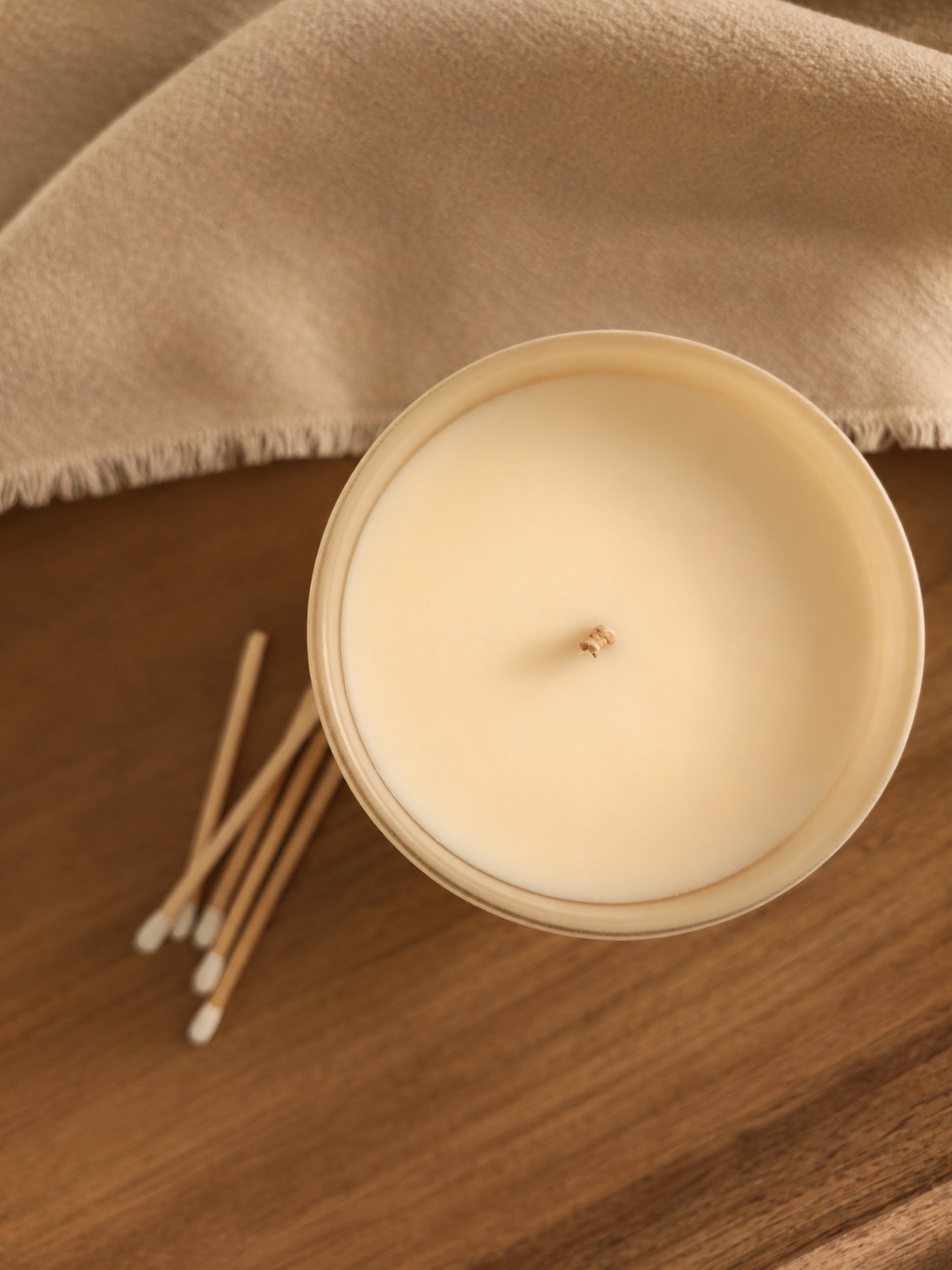 Duftkerze Soft Cashmere von oben mit Wachsoberfläche und Streichhölzern
