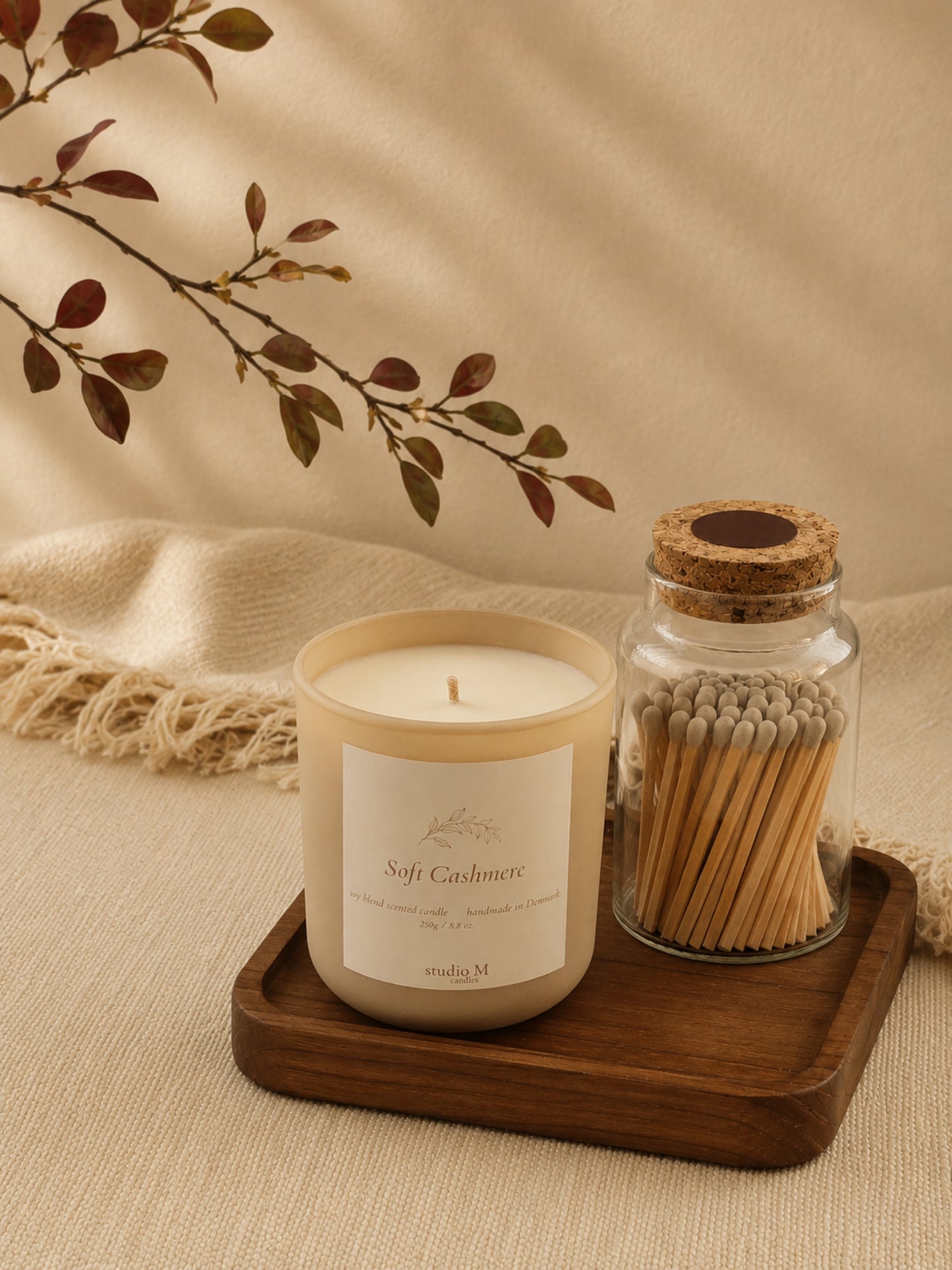 Duftkerze "Soft Cashmere" und Streichholzglas auf Naturholztablett