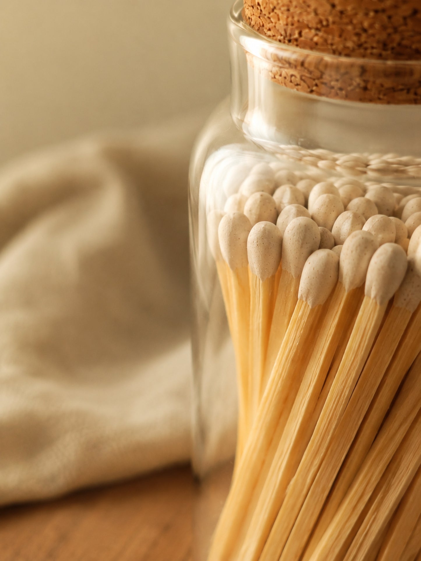 Detailaufnahme des Streichholzglases in warmer Wohnatmosphäre