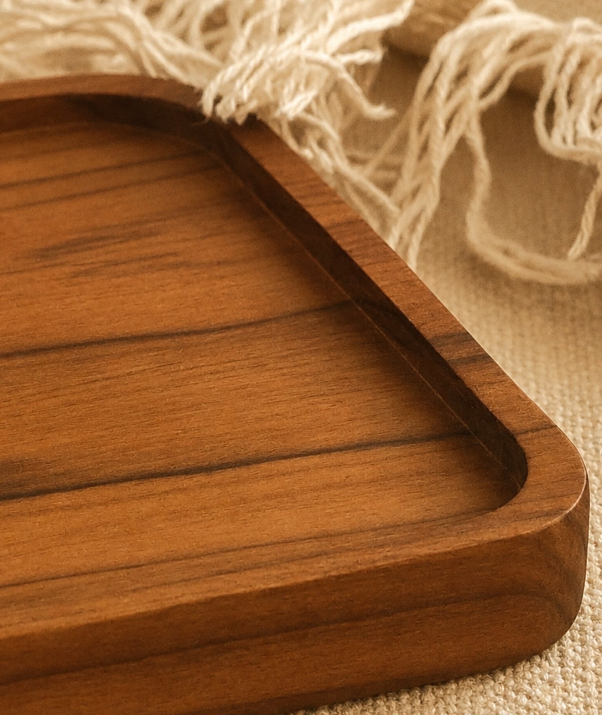 Nahaufnahme eines quadratischen Holztabletts mit warmer Struktur