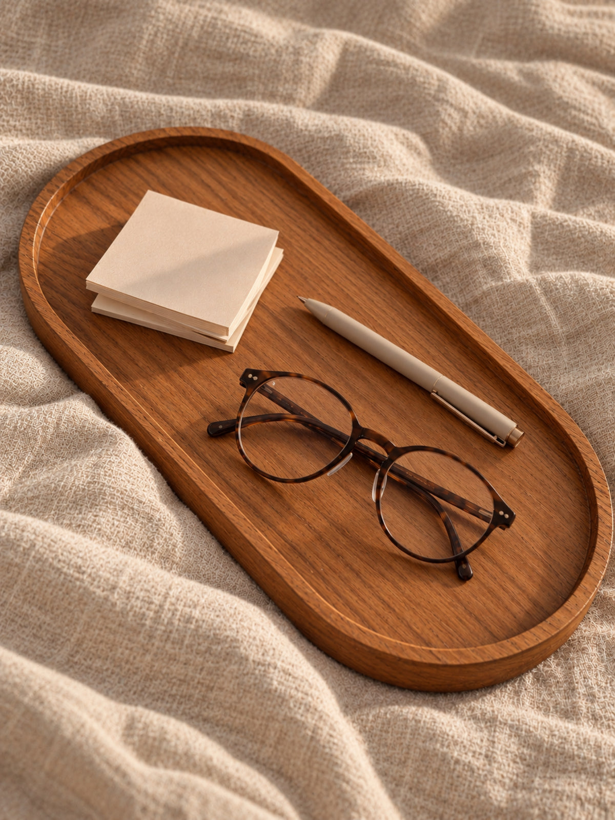 Ovales Tablett aus Teakholz mit Brille, Stift und Zetteln